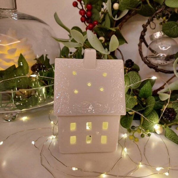 DECOLED LED dekorace keramický domeček 10,6 × 8,7 × 16,8 cm, teple bílá, 2× LR44