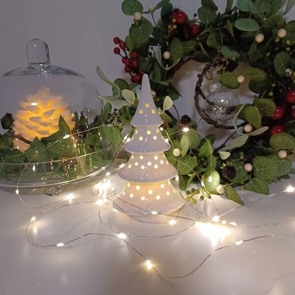 DECOLED LED dekorace keramický stromeček, 9 × 7,4 × 17,8 cm, teple bílá, 2× LR44