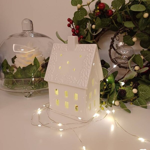 DECOLED LED dekorace keramický domeček 10,6 × 8,7 × 16,8 cm, teple bílá, 2× LR44