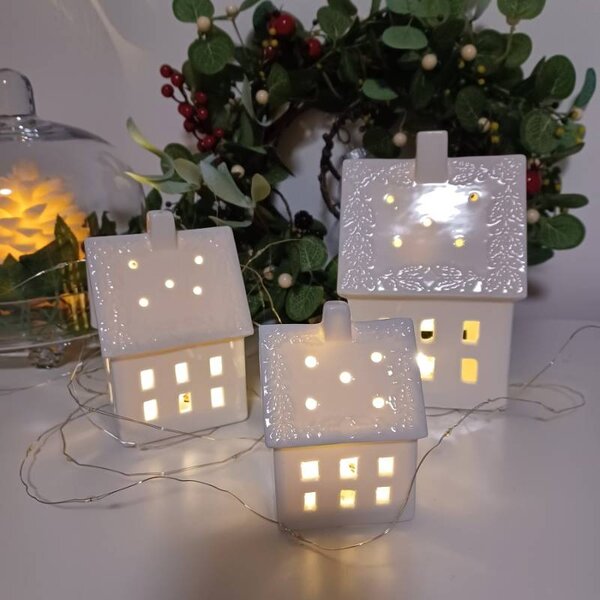 DECOLED LED dekorace keramický domeček 10,6 × 8,7 × 16,8 cm, teple bílá, 2× LR44