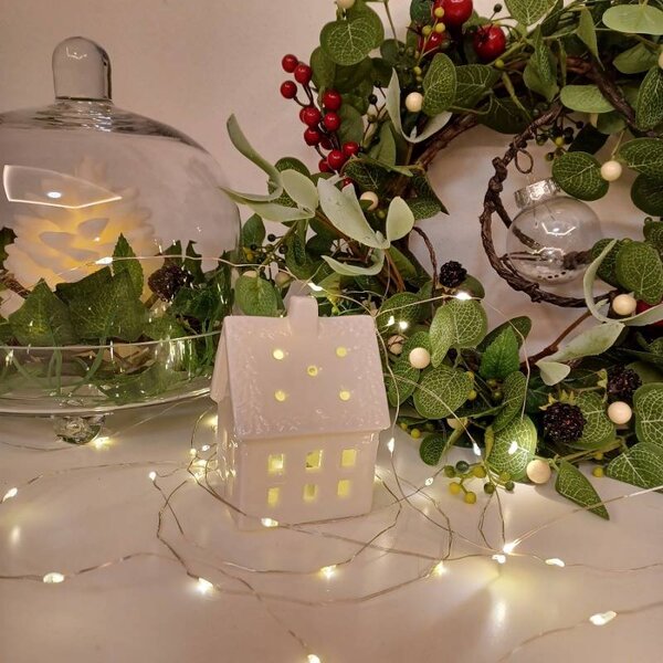 DECOLED LED dekorace keramický domeček 7 × 6 × 10 cm, teple bílá, 2× LR44