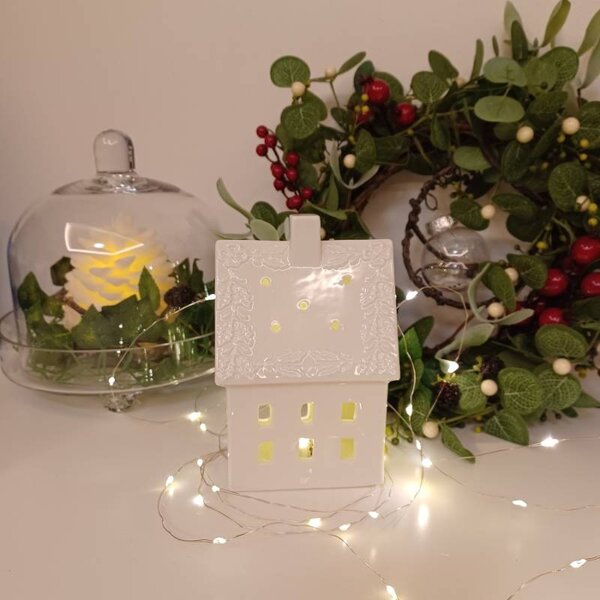 DECOLED LED dekorace keramický domeček, 8,5 × 6,9 × 12,9 cm, teple bílá, 2× LR44