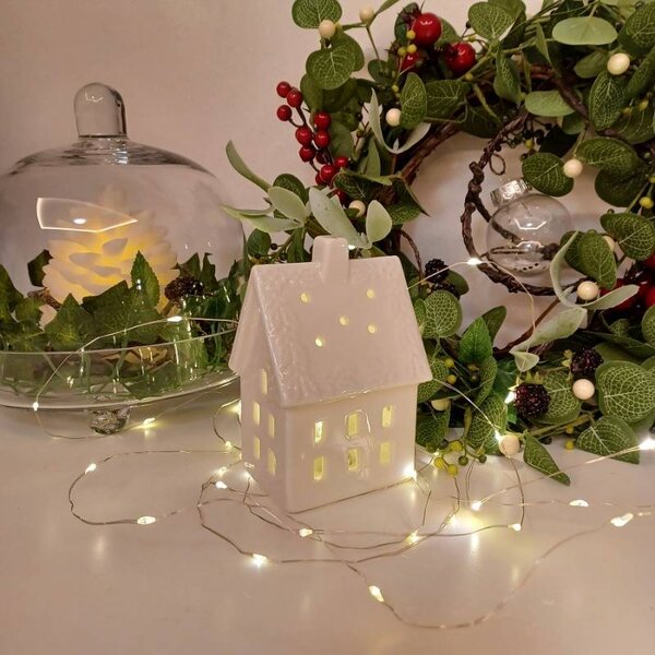 DECOLED LED dekorace keramický domeček, 8,5 × 6,9 × 12,9 cm, teple bílá, 2× LR44