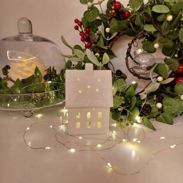 DECOLED LED dekorace keramický domeček 7 × 6 × 10 cm, teple bílá, 2× LR44