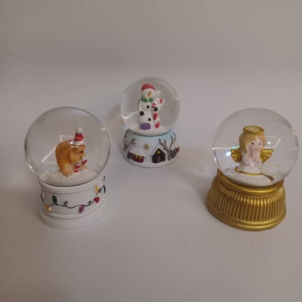 DECOLED Vánoční sněžítko s andílkem 4,8 × 6,2 × 4,8 cm, stojící