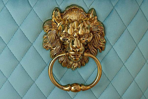 Designová židle Queen Lví hlava světle modrý samet