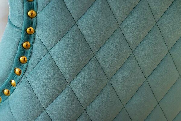 Designová židle Queen Lví hlava světle modrý samet