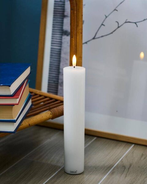 SIRIUS Dobíjecí LED svíčka z pravého vosku Sille, Ø 5 × 25 cm, bílá
