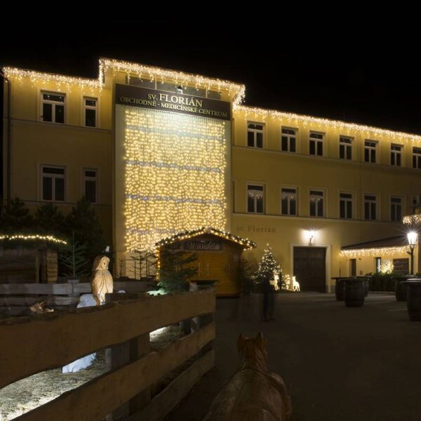 DECOLED Easy Fix LED světelný závěs venkovní, 100 × 700 cm, teple bílá, 600 diod, bílý kabel, IP67, prodlužovací