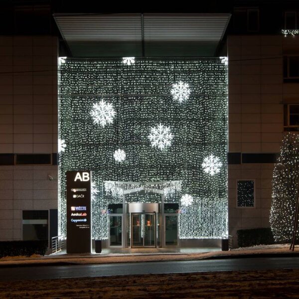 DECOLED Easy Fix LED světelný závěs venkovní, 100 × 1200 cm, ledově bílá s FLASH, 1200 diod, bílý kabel, IP67, prodlužovací