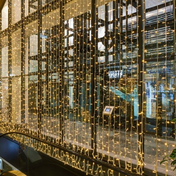DECOLED Easy Fix LED světelný závěs venkovní, 100 × 700 cm, teple bílá, 600 diod, bílý kabel, IP67, prodlužovací