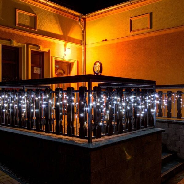DECOLED Easy Fix venkovní LED rampouchy, světelné, 300 × 50 cm, ledově bílá, 114 diod, černý kabel, IP67, prodlužovací
