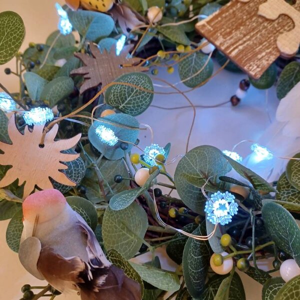 DECOLED LED světýlka na baterie, vločky, 2,3 m, ledově bílá, 20 diod, čirý kabel, IP20 interiér, 3 × AA