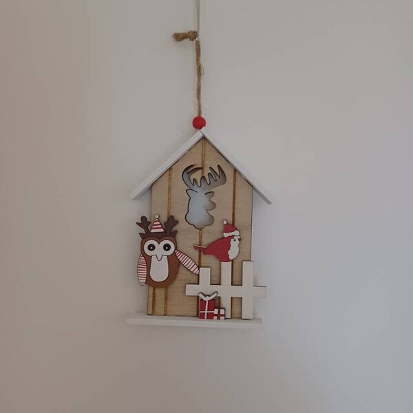 DECOLED Dřevěná vánoční ozdoba chaloupka s jelenem, 15,5 × 11,3 cm, k zavěšení