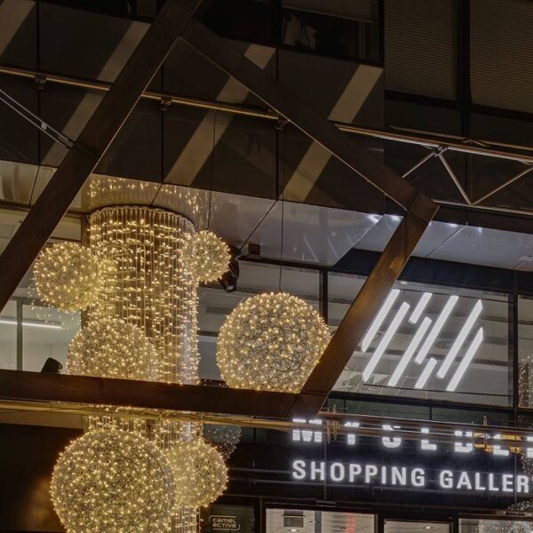 DECOLED Easy Fix LED světelný závěs venkovní, 100 × 150 cm, teple bílá s FLASH, 150 diod, bílý kabel, IP67, prodlužovací