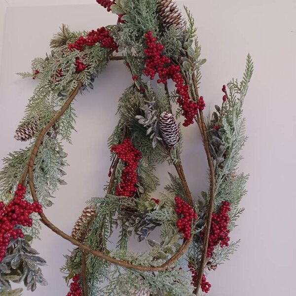 DECOLED 3D umělá vánoční girlanda na stůl s jehličím a červenými bobulemi, 270 × 15 cm, ojíněná