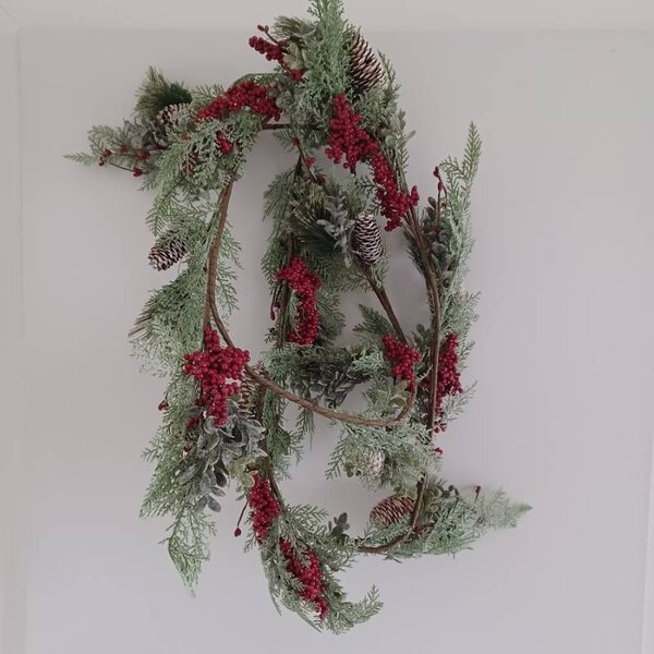 DECOLED 3D umělá vánoční girlanda na stůl s jehličím a červenými bobulemi, 270 × 15 cm, ojíněná