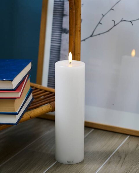 SIRIUS Dobíjecí LED svíčka z pravého vosku Sille, Ø 7,5 × 25 cm, bílá