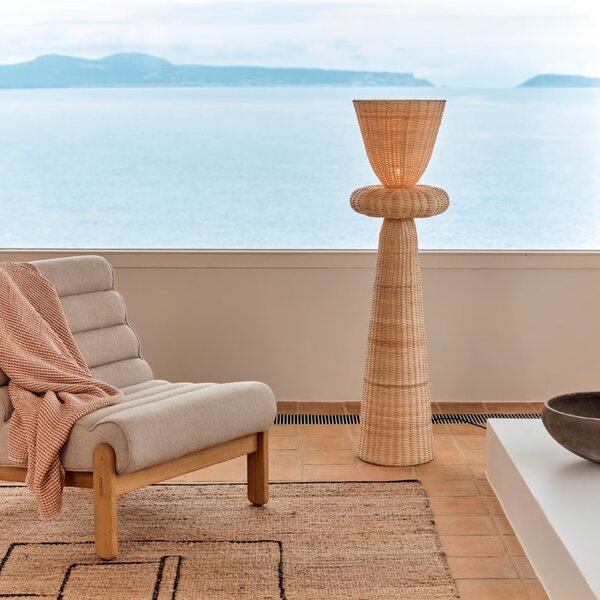 Ratanová stojací lampa Kave Home Neuda 140 cm