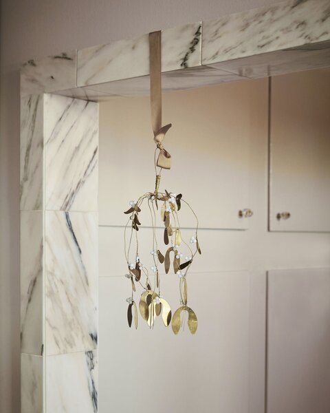 House Doctor Závěsná dekorace Mistletoe Brass - 37 cm HD371