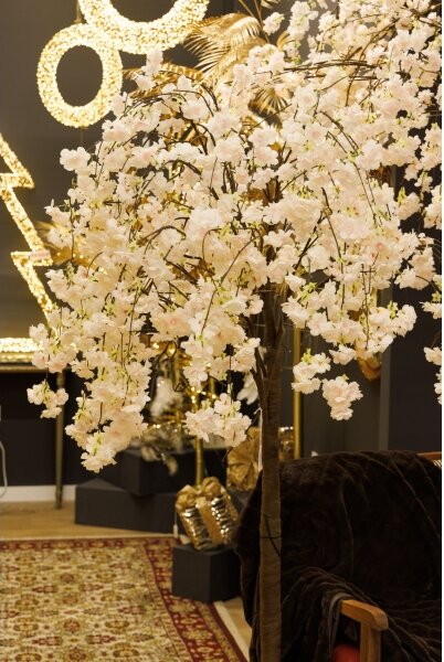 LED Vánoční dekorativní umělý strom CHERRY TREE 84xLED/230V 1,7 m třešeň
