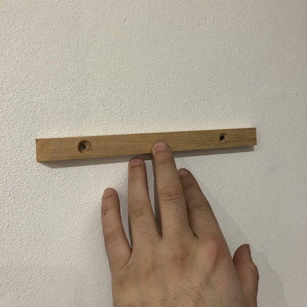 KULHÁNEK Police s přírodní hranou - boční uchycení Délka: 50 cm, Šířka: individuální