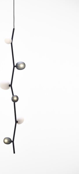 Brokis Závěsné svítidlo Ivy PC1062 Vertical 6, 152 cm Povrch Montury: kov - antracitově šedý matovaný komaxit se strukturou, Barva skla: světle růžová - transparentní sklo, Způsob instalace: Trimless – kabelová verze – bílá struktura