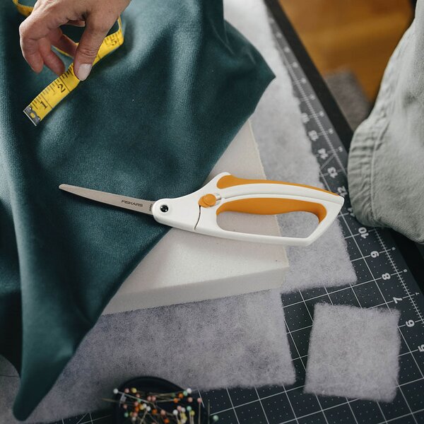 Pružinové nůžky FISKARS PREMIER EasyAction na látky, ergonomická rukojeť, 26 cm