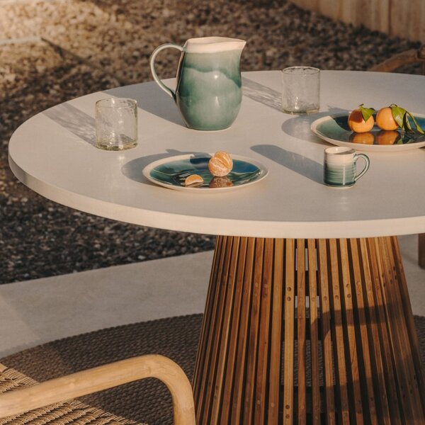 Teakový zahradní stůl s bílou deskou Kave Home Alcaufar 90 cm