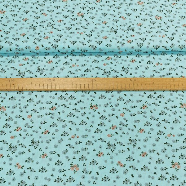 Bavlněné plátno drobné šedé a lososové květy na světle modré, š.140cm (látka v metráži)