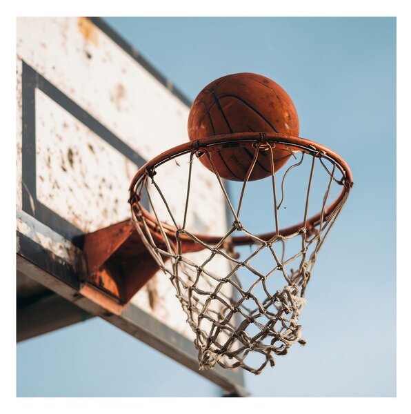 Obraz míč dopadající do basketbalového koše