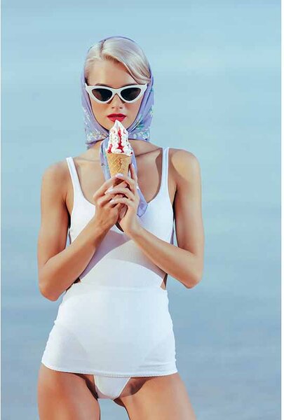 Ceduľa Sexi žena so zmrzlinou - 30cm x 20cm Plechová tabuľa