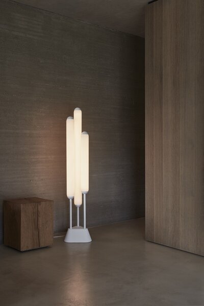 Brokis LED Stojací lampa Puro Floor 3 Tubes 1350, PC1252 Stmívání, řízení: DIM RF systém, Barva skla: Triplex opál, Povrchová úprava baldachýnu a montury: kov - černý matovaný komaxit se strukturou