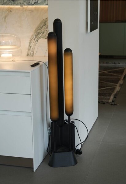 Brokis LED Stojací lampa Puro Floor 3 Tubes 1350, PC1252 Stmívání, řízení: DIM RF systém, Barva skla: Triplex opál, Povrchová úprava baldachýnu a montury: kov - černý matovaný komaxit se strukturou