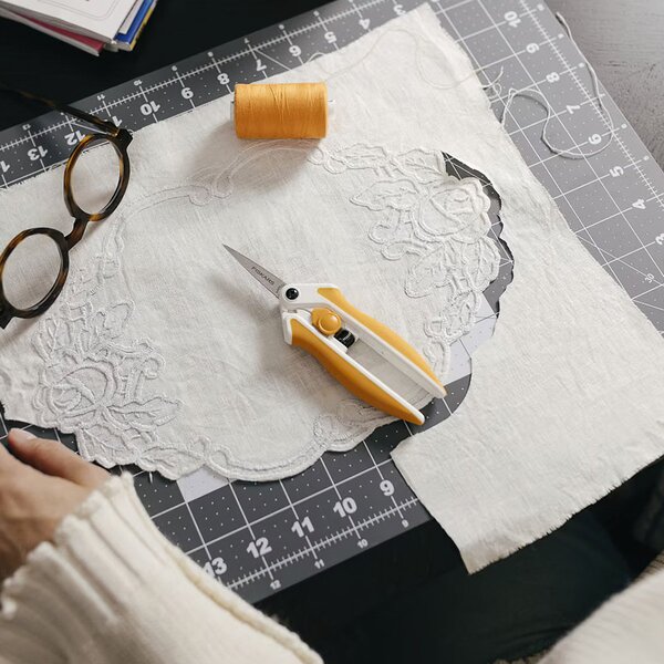 Cvakací nůžky (cvakačky) FISKARS PREMIER EASY ACTION pružinové na nitě 1070029, ergonomická rukojeť, délka 15,4cm