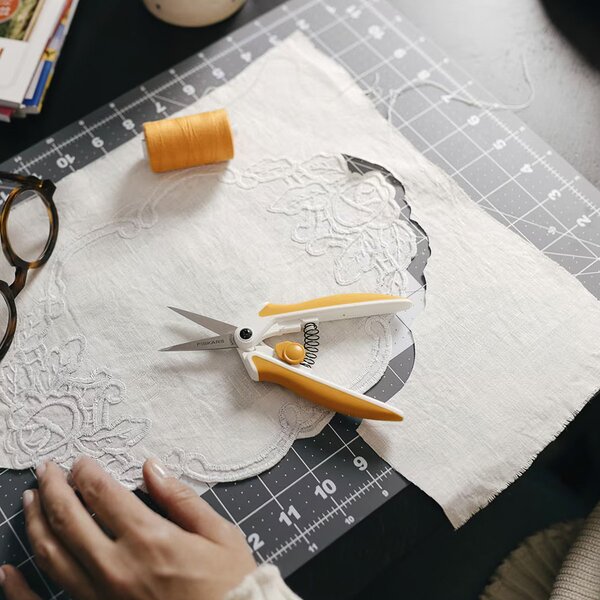 Cvakací nůžky (cvakačky) FISKARS PREMIER EASY ACTION pružinové na nitě 1070029, ergonomická rukojeť, délka 15,4cm