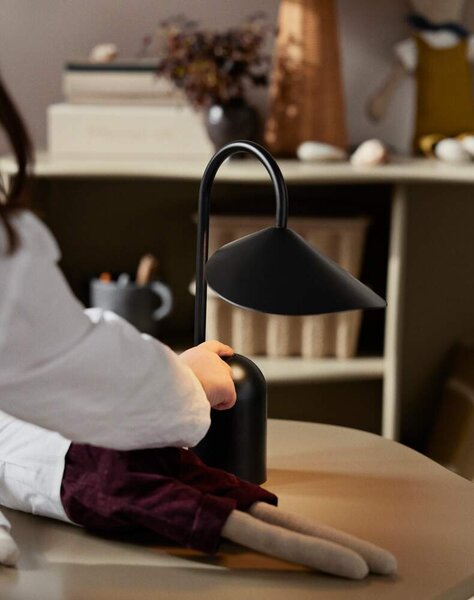 Ferm Living Přenosná lampa Arum, black 1104269284