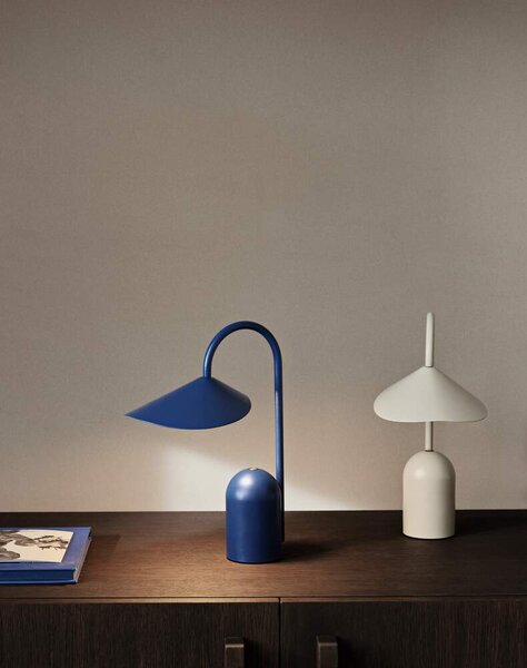 Ferm Living Přenosná lampa Arum, bright blue 1104269288