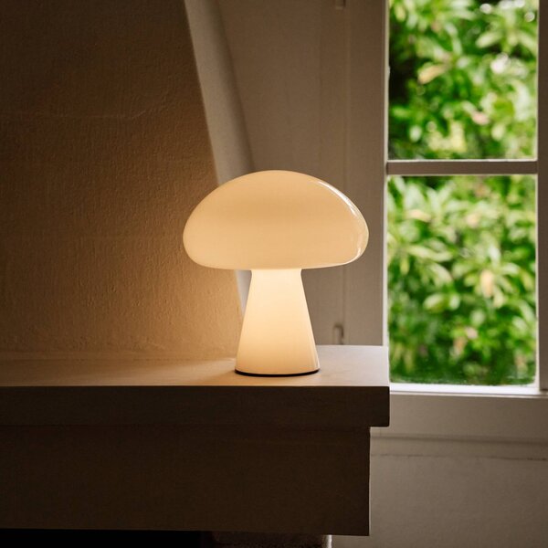 GUBI Gubi LED stolní lampa Obello, perlově bílá, IP44, sklo, stmívatelný, Bílá / opál, Obývací pokoj / jídelna, Sklo, Design