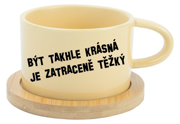 BÝT TAKHLE KRÁSNÁ JE ZATRACENÉ TEŽKÝ - žlutý hrníček makronka 200 ml