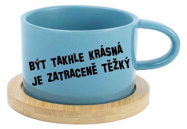 BÝT TAKHLE KRÁSNÁ JE ZATRACENÉ TEŽKÝ - modrý hrníček makronka 200 ml