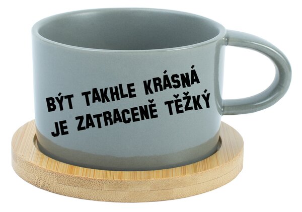 BÝT TAKHLE KRÁSNÁ JE ZATRACENÉ TEŽKÝ - šedý hrníček makronka 200 ml