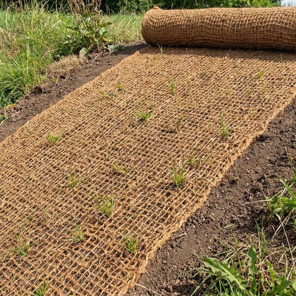 Kokosová protierozní síť KOS700, gramáž 700 g/m2, přírodní režná, š.100cm, role 25 metrů