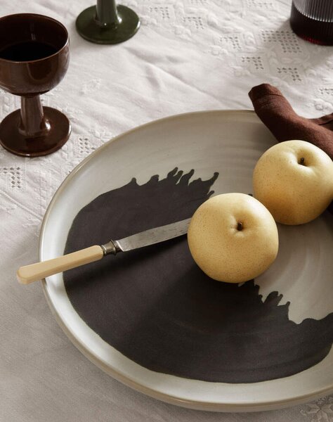 Ferm Living Servírovací talíř Omhu Centrepiece, Off-White/Charcoal