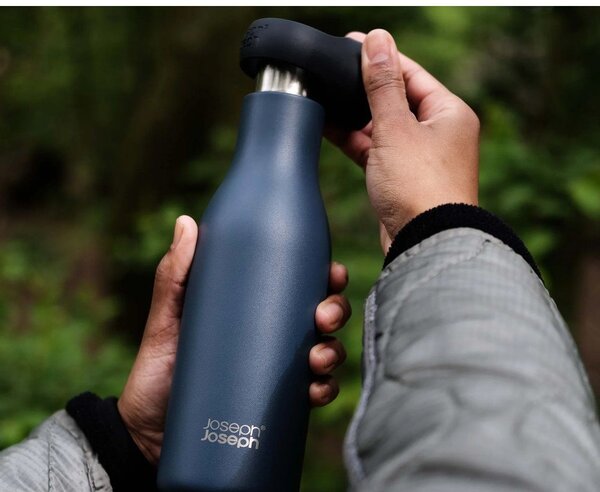 Tmavě modrá cestovní nerezová lahev 500 ml Loop – Joseph Joseph