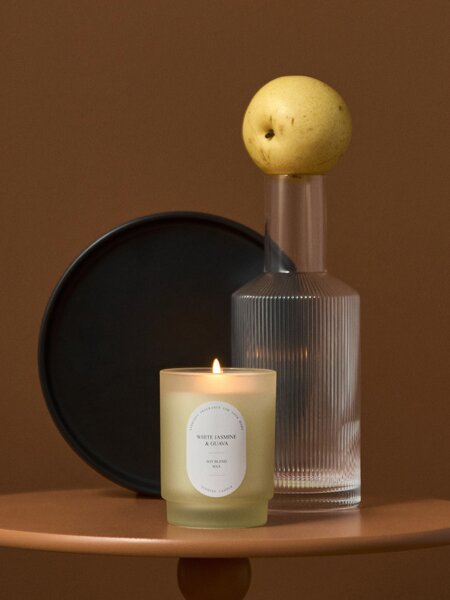 Sinsay - Vonná sójová svíčka White Jasmine & Guava - bílá