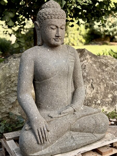 Ručně tesaná socha Buddha ze sopečného kamene 80 - 150 cm