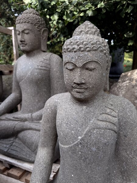 Ručně tesaná socha Buddha ze sopečného kamene 80 - 150 cm