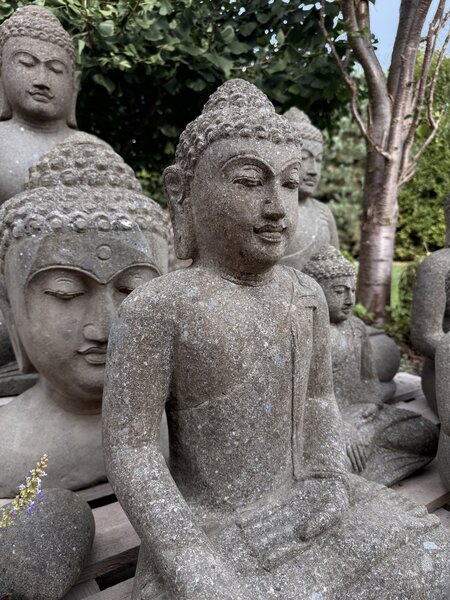 Ručně tesaná socha Buddha ze sopečného kamene 80 - 150 cm