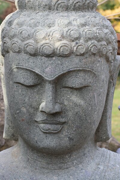 Buddha hlava, tesaný